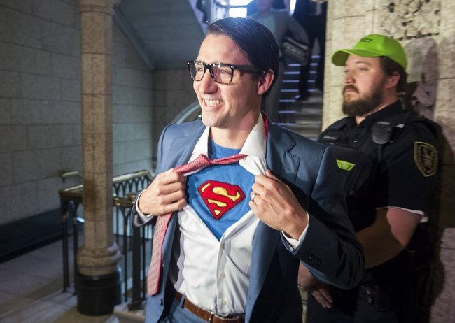 Justin Trudeau tak hanya memakai kostum Clark Kent saat merayakan Halloween bersama keluarganya di sore hari, tapi juga memakainya ketika bekerja di kantor pemerintahan pagi harinya. Foto: Dok. Instagram