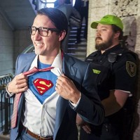 Justin Trudeau tak hanya memakai kostum Clark Kent saat merayakan Halloween bersama keluarganya di sore hari, tapi juga memakainya ketika bekerja di kantor pemerintahan pagi harinya. Foto: Dok. Instagram