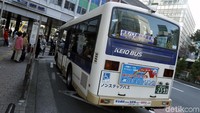 Trotoar di Tokyo sangat-sangat bersahabat bagi para pejalan kaki. Tak ada yang menghalangi jalan di trotoar tersebut seperti kaki lima.