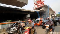 Para pekerja mengerjakan konstruksi flyover Pancoran, Rabu (1/11/2017).