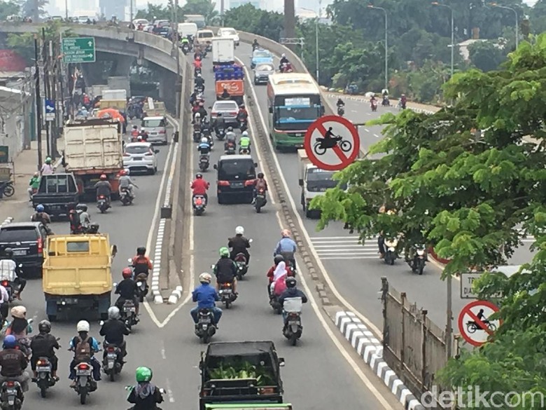 Viral Pesan Suara Oli Tumpah di Flyover Pesing, Ini Kata Polisi Viral Pesan Suara Oli Tumpah di Flyover Pesing, Ini Kata Polisi