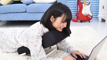 Posisi enak main laptop meski tengkurap. (Foto: Brightside)