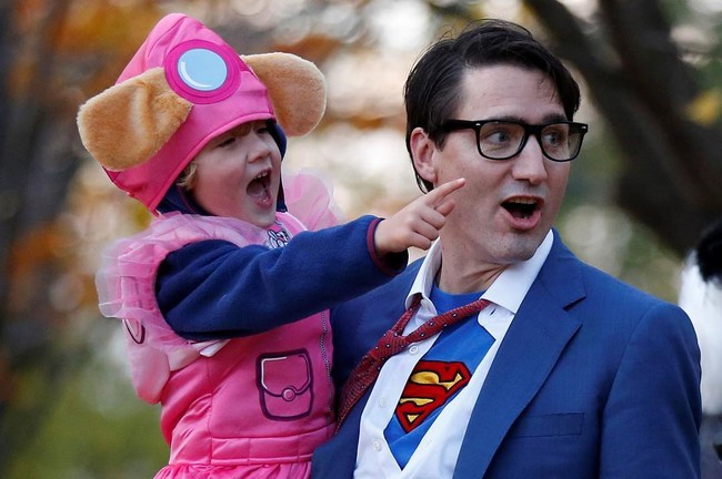Lucunya lagi, Justin Trudeau sengaja membuka beberapa kancing kemeja putihnya untuk memperlihatkan kostum Superman di baliknya. Foto: Dok. Instagram