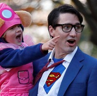 Lucunya lagi, Justin Trudeau sengaja membuka beberapa kancing kemeja putihnya untuk memperlihatkan kostum Superman di baliknya. Foto: Dok. Instagram