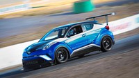 CH-R R-Tuned ini juga pernah diuji di trek dan membukukan waktu yang tak jauh beda dengan Lamborghini Huracan. Toyota CH-R R-Tuned membukukan waktu 1 jam 25 menit 22 detik, sementara Lamborghini Huracan LP 610-4 1 jam 25 menit 17 detik. Pool/Toyota.