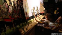 Para siswa juga mencoba secara langsung bermain wayang dengan pengawasan sang dalang.