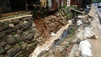 Turap yang ambrol persis berada di depan rumah warga.