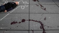 Ada pula bentuk yang mirip bercak darah di sekitar orang-orang yang tergeletak ini (Foto: REUTERS/Christian Hartmann)