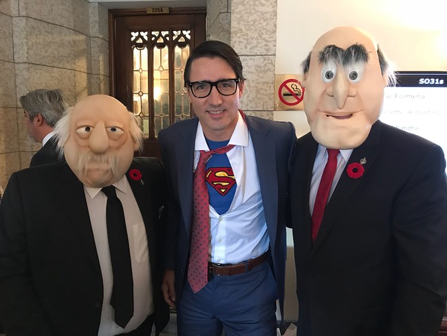 Melihat penampilan Trudeau sebagai Clark Kent, banyak netizen yang dibuat terpikat. Mereka mengatakan Trudeau adalah Kryptonite, yang melemahkan hati para wanita. Best looking prime minister ever! Perfect Clark Kent! Love it, tulis netizen memenuhi kolom komentar Instagram Justin Trudeau. Foto: Dok. Instagram