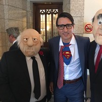 Melihat penampilan Trudeau sebagai Clark Kent, banyak netizen yang dibuat terpikat. Mereka mengatakan Trudeau adalah Kryptonite, yang melemahkan hati para wanita. Best looking prime minister ever! Perfect Clark Kent! Love it, tulis netizen memenuhi kolom komentar Instagram Justin Trudeau. Foto: Dok. Instagram