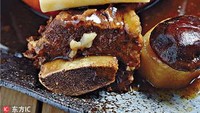 Siapa bilang daging iga tak cocok dipadukan labu? Yang ini daging iga rebus dengan labu dan kue beras. Foto: Istimewa