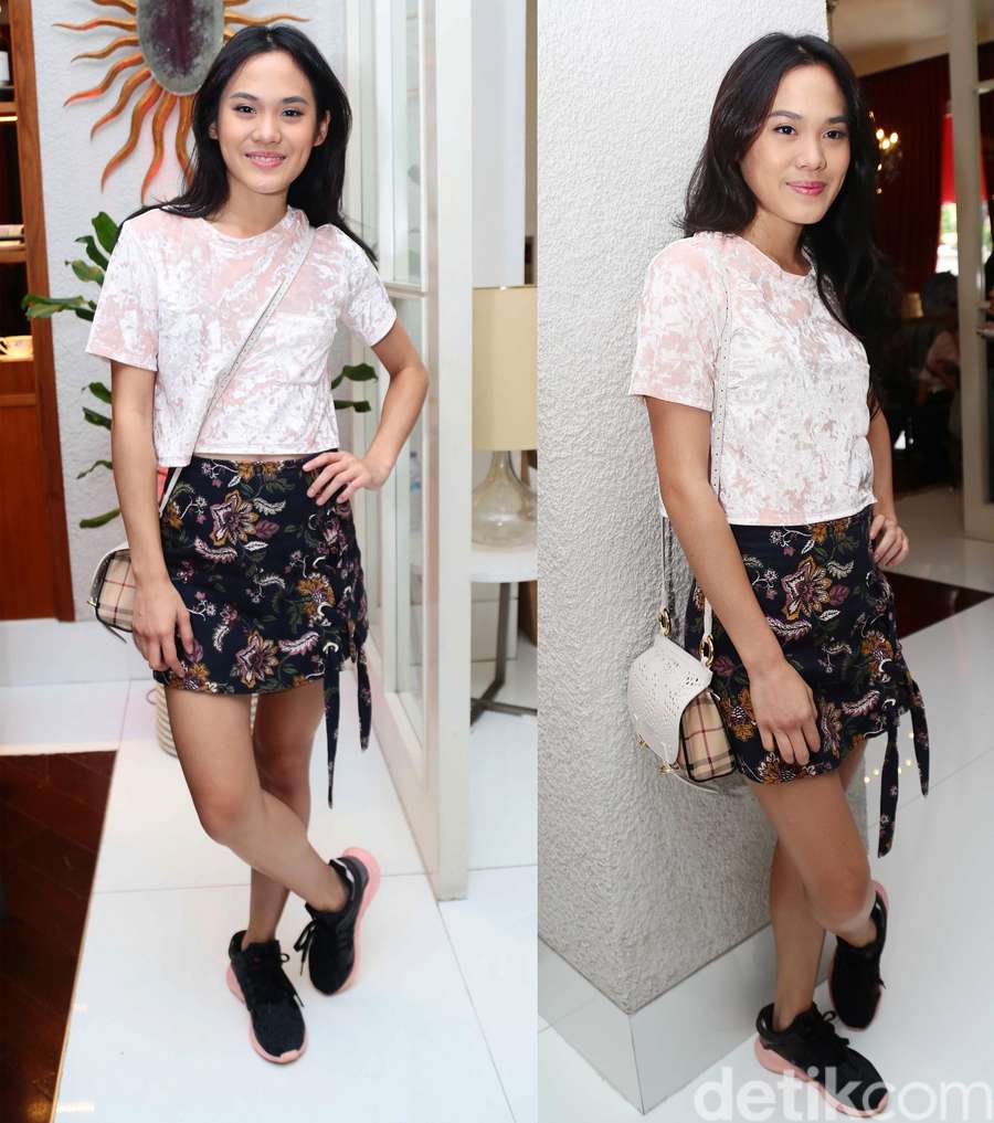 Penampilan Manis Sheryl Sheinafia dengan Rok Mini Penampilan Manis Sheryl Sheinafia dengan Rok Mini
