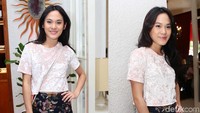 Ia tampil menawan dengan crop top putih yang dipadukan rok mini bermotif bunga. Pool/Ismail/detikFoto.