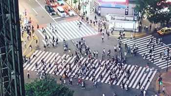 Hanya di Jepang ada zebra cross yang miring. (Foto: Brightside)
