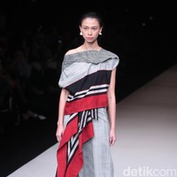Koleksi terbaru dari Lulu Lutfi Labibi tetap bermain dengan lurik yang bertajuk Duka Luruh di Jakarta Fashion Week 2018, Senayan City, Jakarta, Selasa (24/10/2017). Foto: Mohammad Abduh/Wolipop