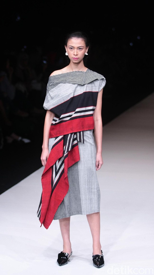 Koleksi terbaru dari Lulu Lutfi Labibi tetap bermain dengan lurik yang bertajuk Duka Luruh di Jakarta Fashion Week 2018, Senayan City, Jakarta, Selasa (24/10/2017). Foto: Mohammad Abduh/Wolipop