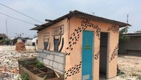 Toilet seadanya di tengah Kampung Akuarium.