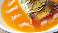 Sajian sup kepala ikan dibuat berbeda untuk Halloween. Kuahnya menggunakan labu kuning yang sudah dihaluskan. Seperti apa ya rasanya? Foto: Istimewa