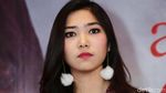 Pakai Anting Bulu, Isyana Cute Banget Sih!