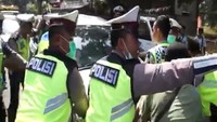 Mobil berwarna putih dengan nomor polisi B-1021-BZW menerobos adangan 10 orang petugas. Hal ini dilakukan pengemudi karena STNK mobil tersebut sudah mati. (Foto: Facebook)