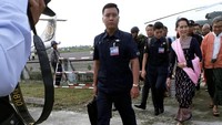 Dalam kunjungannya ke Rakhine ini, Suu Kyi ditemani oleh sekitar 20 orang dalam dua helikopter militer. Pejabat militer, kepolisian dan pejabat otoritas setempat juga ikut menemaninya (Foto: REUTERS/Stringer)