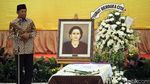 Habibie dan Menteri PPA Lepas Jenazah Sri Redjeki