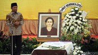 Sekjen Partai Golkar Idrus Marham memberikan sambutannya dalam pelepasan jenazah Sri Redjeki yang juga merupakan kader dari partai berlambang pohon beringin itu.