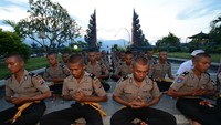 Sejumlah calon bintara Polri mengikuti sembahyang Galungan di Pura Agung Wana Kertha Jagatnatha Palu, Sulawesi Tengah, Rabu (1/11). (Foto: ANTARAFOTO/Basri Marzuki)