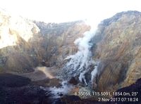 kawah Gunung Agung masih mengeluarkan asap solfara dan bau belerang
