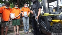 Tiga tersangka terus menunduk saat dihadirkan dalam rilis di Mapolda Metro Jaya.