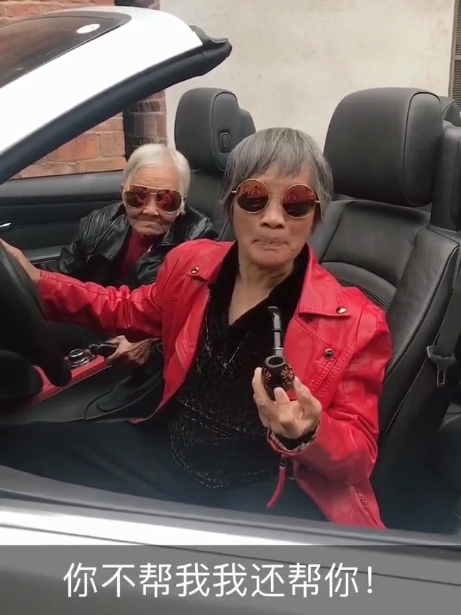 Dua nenek China ini jadi viral karena memiliki gaya busana yang nyentrik. Wei Yuqin dan Qin Cuiqiong kerap menggunakan busana-busana anak muda, seperti jaket kulit atau kaca mata hitam.  Foto: Screenshot Kwai