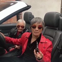 Dua nenek China ini jadi viral karena memiliki gaya busana yang nyentrik. Wei Yuqin dan Qin Cuiqiong kerap menggunakan busana-busana anak muda, seperti jaket kulit atau kaca mata hitam.  Foto: Screenshot Kwai