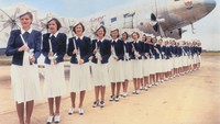 Yang pertama ada seragam pramugari United Airlines pada tahun 1939. Desainernya adalah Zay Smith. Seragam dipakai dalam penerbangan pesawat Douglas DC-3 (SFO Museum)