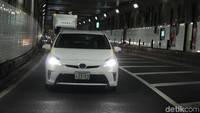 Pengendara di Jepang sangat tertib. Di Indonesia, misalnya, sering kita lihat jika pengendara ingin keluar tol, mereka mengambil jalur kanan dulu baru menyelak antrean di ujungnya. Tidak dengan Jepang, mereka tertib mengantre tanpa menyerobot jalur kiri dan menyelak antrean. Foto: Rangga Rahadiansyah