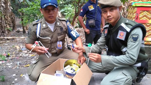 Barang bukti yang ditemukan di kamar Syarifudin