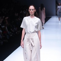 Koleksi terbaru Danjyo Hiyoji, mengusung tema Fashion Fusion dengan menghadirkan koleksi Arc di Jakarta Fashion Week 2018, Senayan City, Jakarta, Selasa (24/10/2017). Foto: Mohamamd Abduh/Wolipop