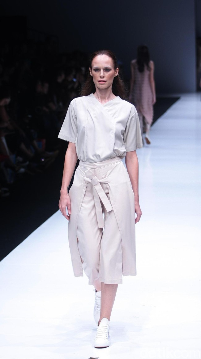 Koleksi terbaru Danjyo Hiyoji, mengusung tema Fashion Fusion dengan menghadirkan koleksi Arc di Jakarta Fashion Week 2018, Senayan City, Jakarta, Selasa (24/10/2017). Foto: Mohamamd Abduh/Wolipop