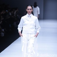 Koleksi terbaru Danjyo Hiyoji, mengusung tema Fashion Fusion dengan menghadirkan koleksi Arc di Jakarta Fashion Week 2018, Senayan City, Jakarta, Selasa (24/10/2017). Foto: Mohamamd Abduh/Wolipop