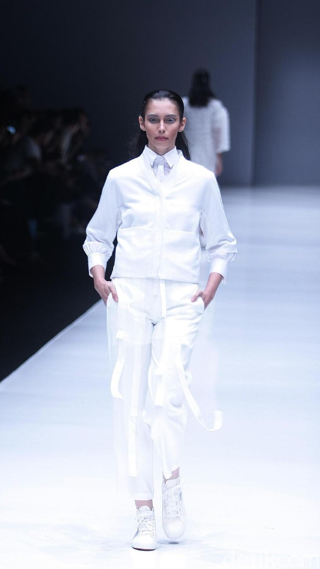 Koleksi terbaru Danjyo Hiyoji, mengusung tema Fashion Fusion dengan menghadirkan koleksi Arc di Jakarta Fashion Week 2018, Senayan City, Jakarta, Selasa (24/10/2017). Foto: Mohamamd Abduh/Wolipop