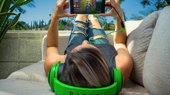 Desain Razer Phone terlihat menganut gaya yang sama dengan ponsel Nextbit Robin, yaitu bodi kotak dengan sudut di mana-mana. Foto: Dok. Razer