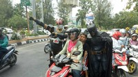 Ksatria baja hitam dan batman diajak foto bareng pemotor