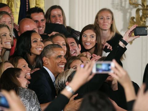 Barack Obama saat selfie bersama tamu di Gedung Putih. 