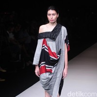 Koleksi terbaru dari Lulu Lutfi Labibi tetap bermain dengan lurik yang bertajuk Duka Luruh di Jakarta Fashion Week 2018, Senayan City, Jakarta, Selasa (24/10/2017). Foto: Mohammad Abduh/Wolipop