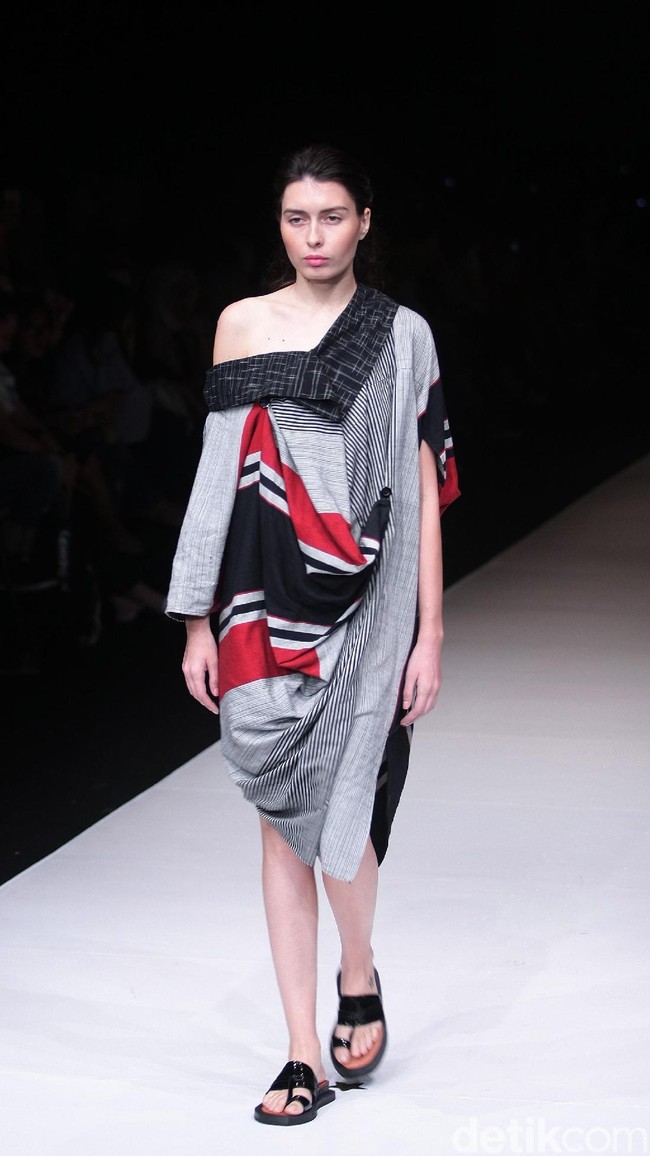 Koleksi terbaru dari Lulu Lutfi Labibi tetap bermain dengan lurik yang bertajuk Duka Luruh di Jakarta Fashion Week 2018, Senayan City, Jakarta, Selasa (24/10/2017). Foto: Mohammad Abduh/Wolipop