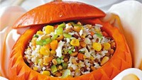 Eight-treasure rice atau babaofan adalah nasi manis khas China. Tampilannya unik karena yang ini disajikan dalam mangkuk labu. Foto: Istimewa