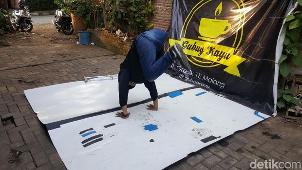 Arif Lihai Breakdance dengan Kaki Satu/
