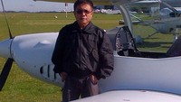 Gubernur petahan itu mengaku tidak kapok terbang setelah pesawat yang dipilotinya mendarat darurat. Ia akan kembali menerbangkan burung besi tersebut setelah selesai diperbaiki. Saya tidak kapok. Pesawat akan dikirim ke pabrik. Nyali saya tidak ciut, kata Irwandi kepada wartawan, Sabtu (17/2/2018) malam. (Dok. Istimewa)