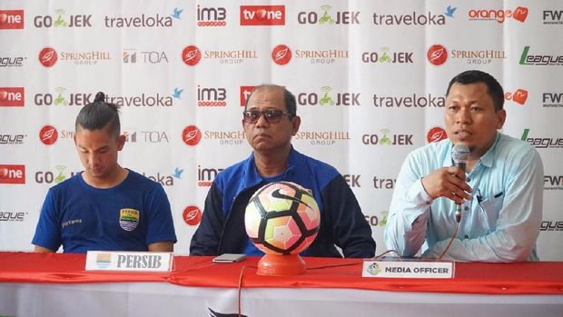 Pelatih Persib Emral Abus sebelum menghadapi Persija 3 November 2017
