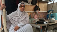 Dharma Diani (41), salah seorang warga Kampung Akuarium menyambut baik rencana Anies tersebut. Dia adalah salah satu perwakilan warga yang ikut ke Balai Kota menemui Gubernur DKI Jakarta Anies Baswedan pada Rabu (1/11). 