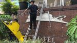 Foto:  Melihat Lebih Dekat Plang Hotel Alexis Dipreteli Petugas